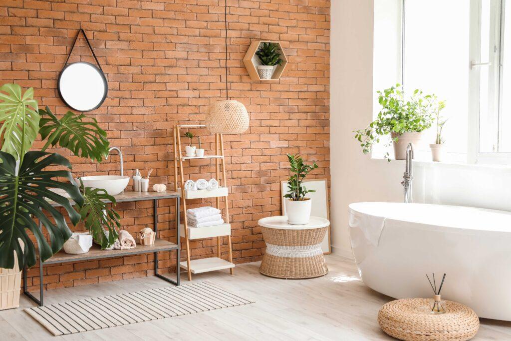 Stilvolles Interieur eines modernen Badezimmers mit sauberen Handtüchern