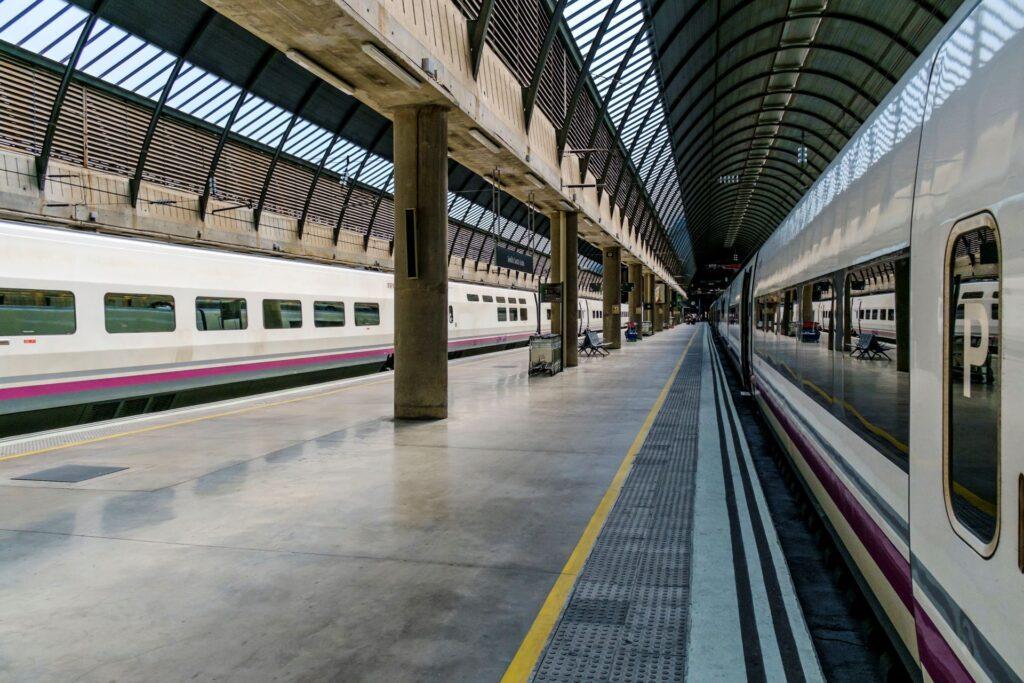 Leerer Bahnsteig in modernem Bahnhof