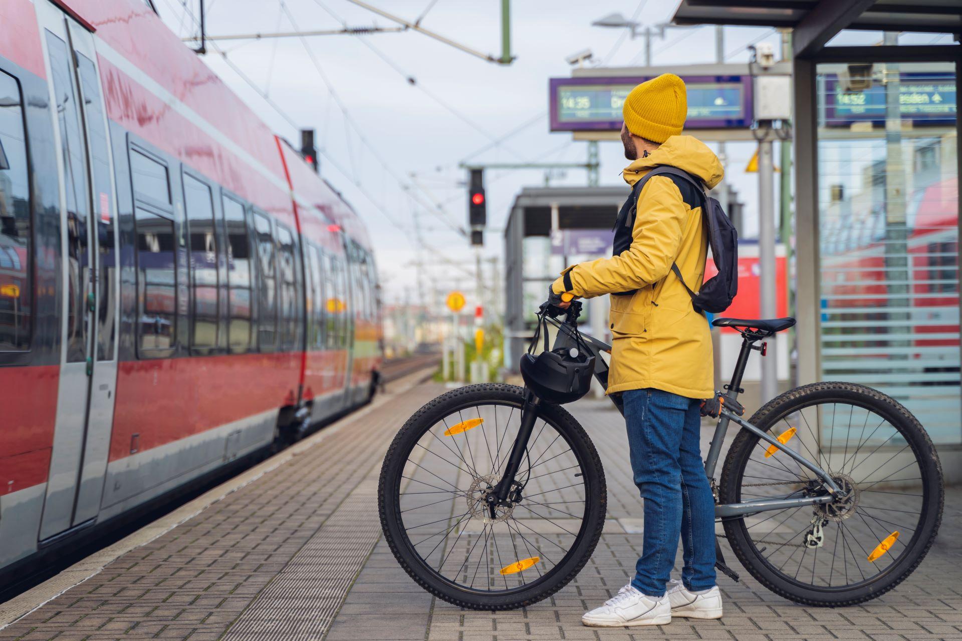 Fahrgast mit Fahrrad wartet am Bahnsteig