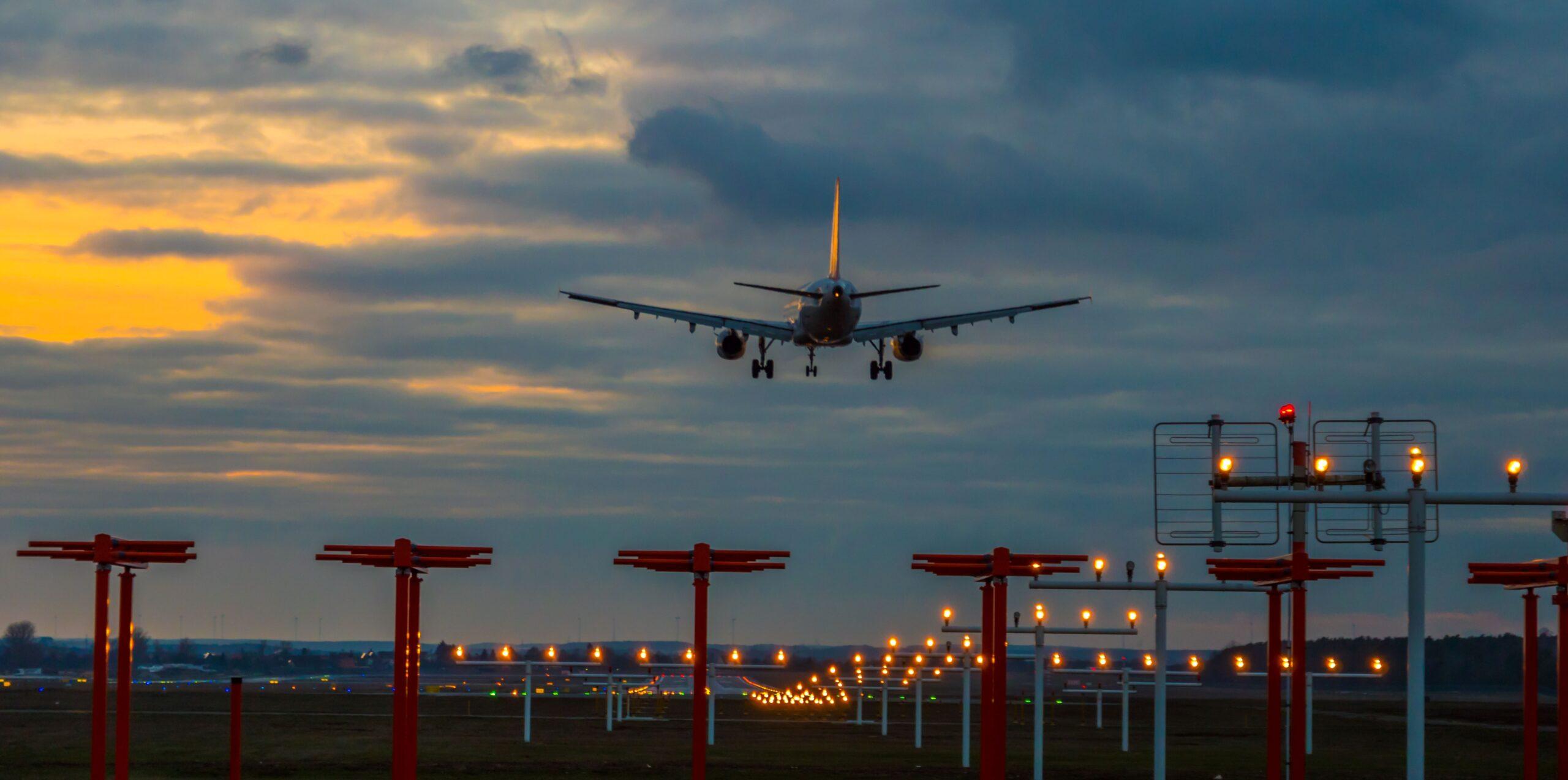 Die Ankunft eines Flugzeugs bei Sonnenuntergang