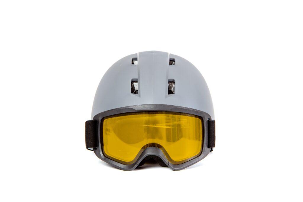 Eine Schutzbrille mit Helm