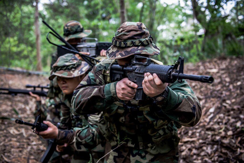 Männer mit Waffen im Wald