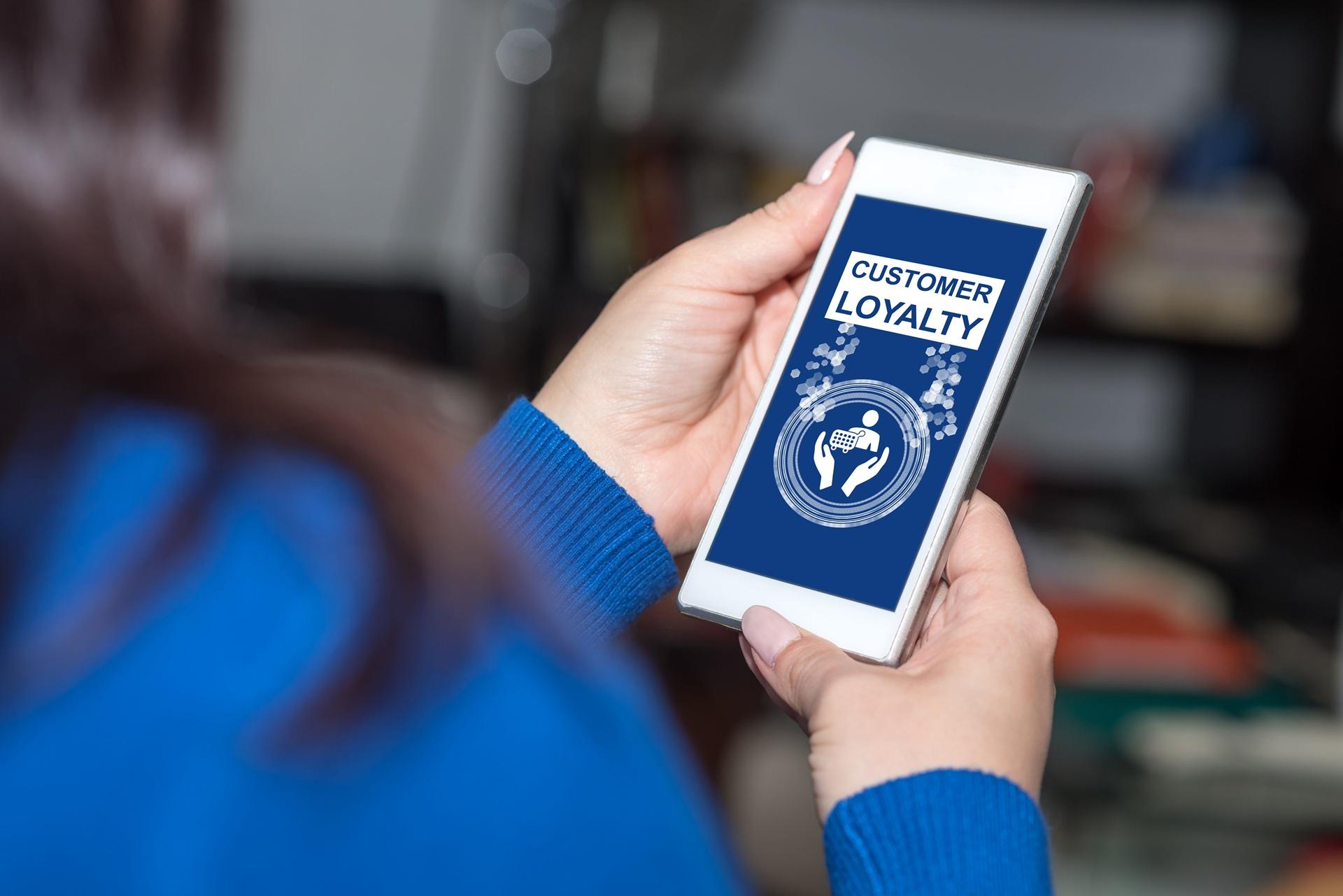 Smartphone zeigt Customer Loyalty Konzept | Kundengeschenke