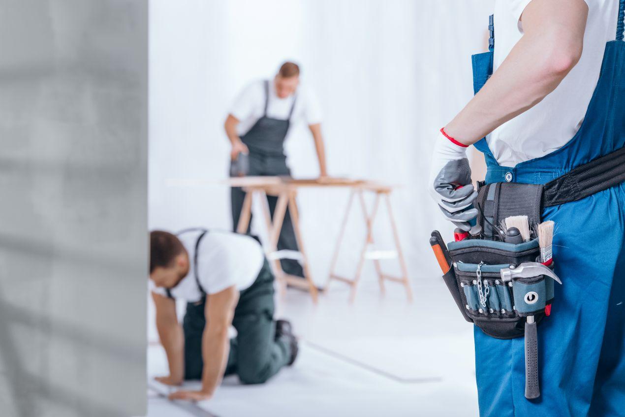 Handwerkerteam bei Innenausbau mit Werkzeugguertel – praktischer Einsatz bei einer wohnungssanierung berlin