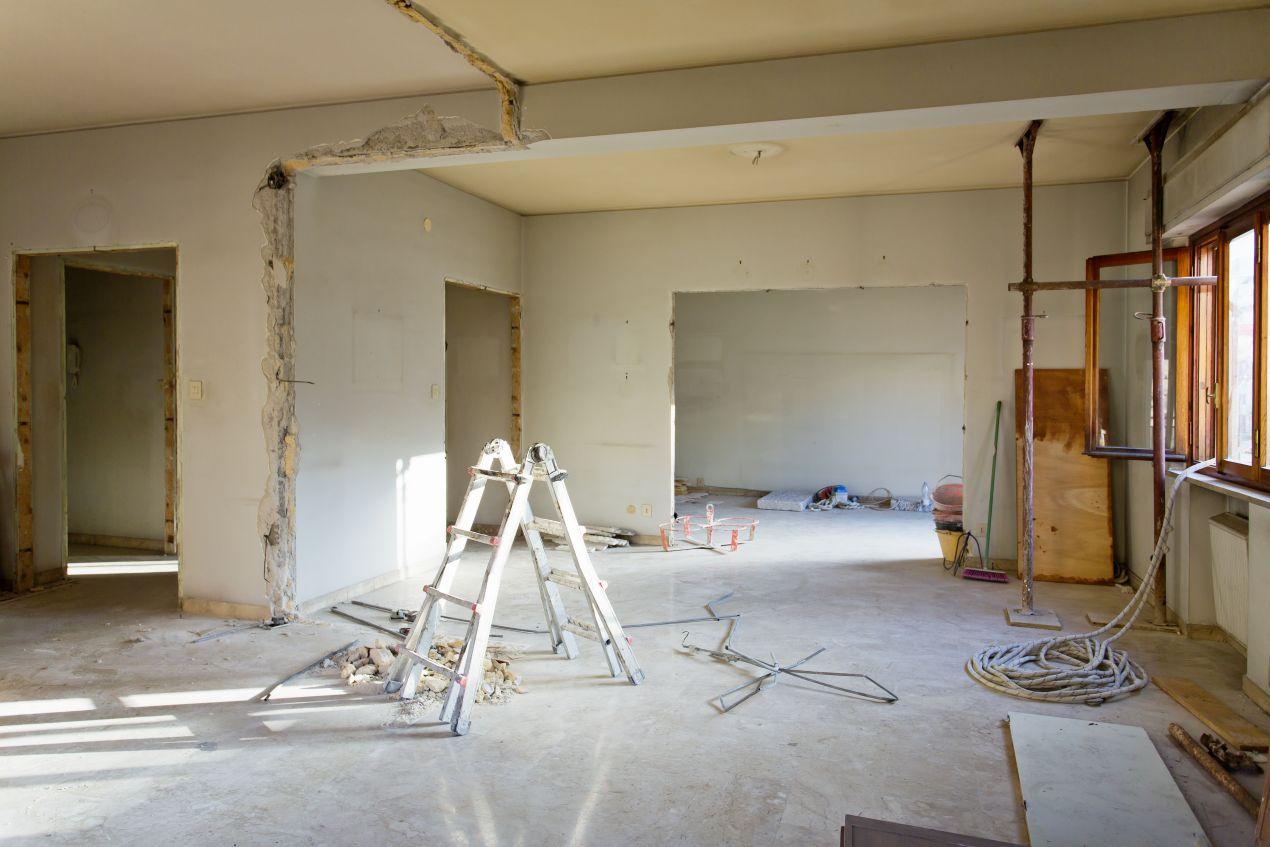 Entkernte Altbauwohnung mit Stuetzen, Kabeln und Werkzeug – typische Ausgangslage bei einer wohnungssanierung berlin