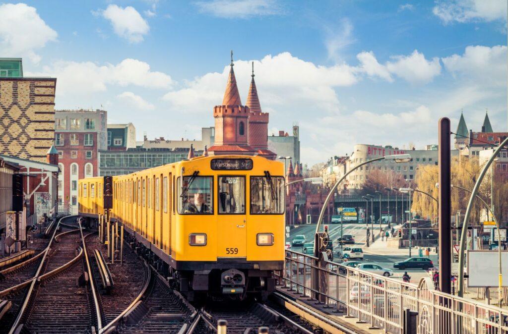 U-Bahn faehrt ueber die Oberbaumbruecke in Berlin – Symbolbild fuer urbane Struktur bei einer wohnungssanierung berlin
