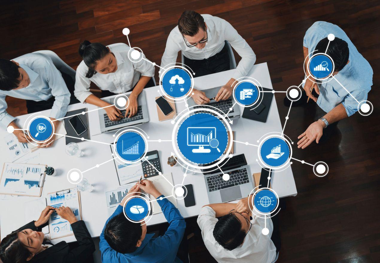 Team arbeitet gemeinsam an ML Ops Dashboard mit Datenvisualisierung und Netzwerkdiagrammen