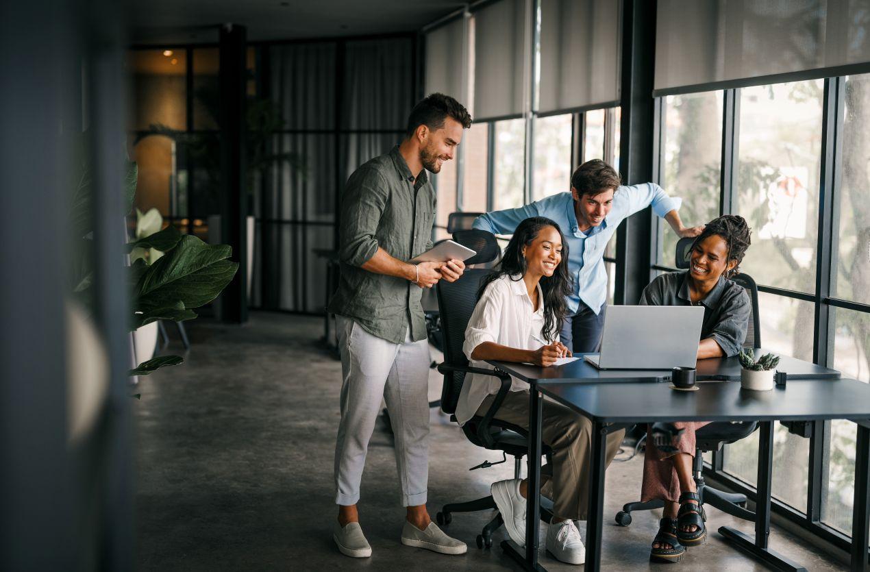 Team diskutiert im modernen Buero ueber ML Ops Strategien fuer erfolgreiche KI Integration