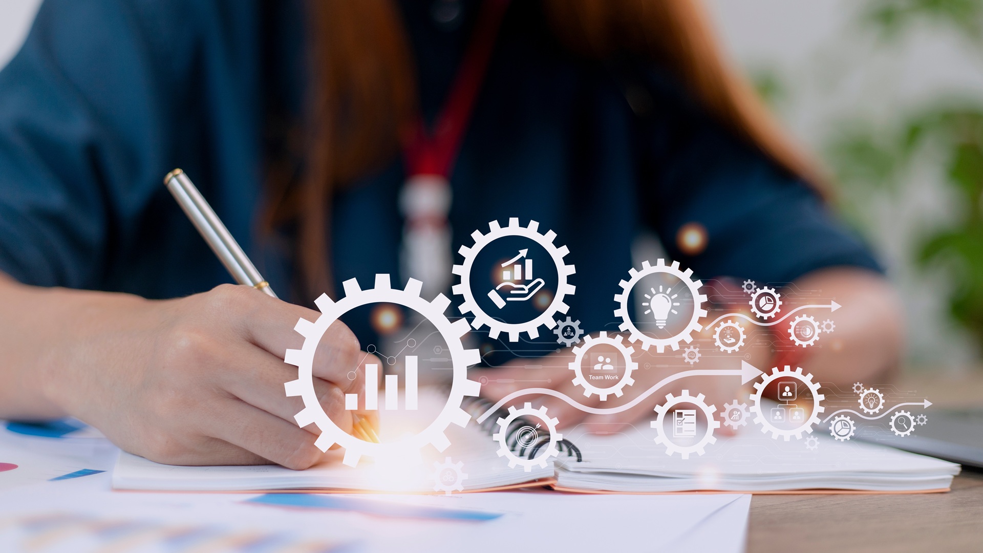 Person schreibt Notizen mit digitalen Symbolen für Prozesse | Automationstechnik