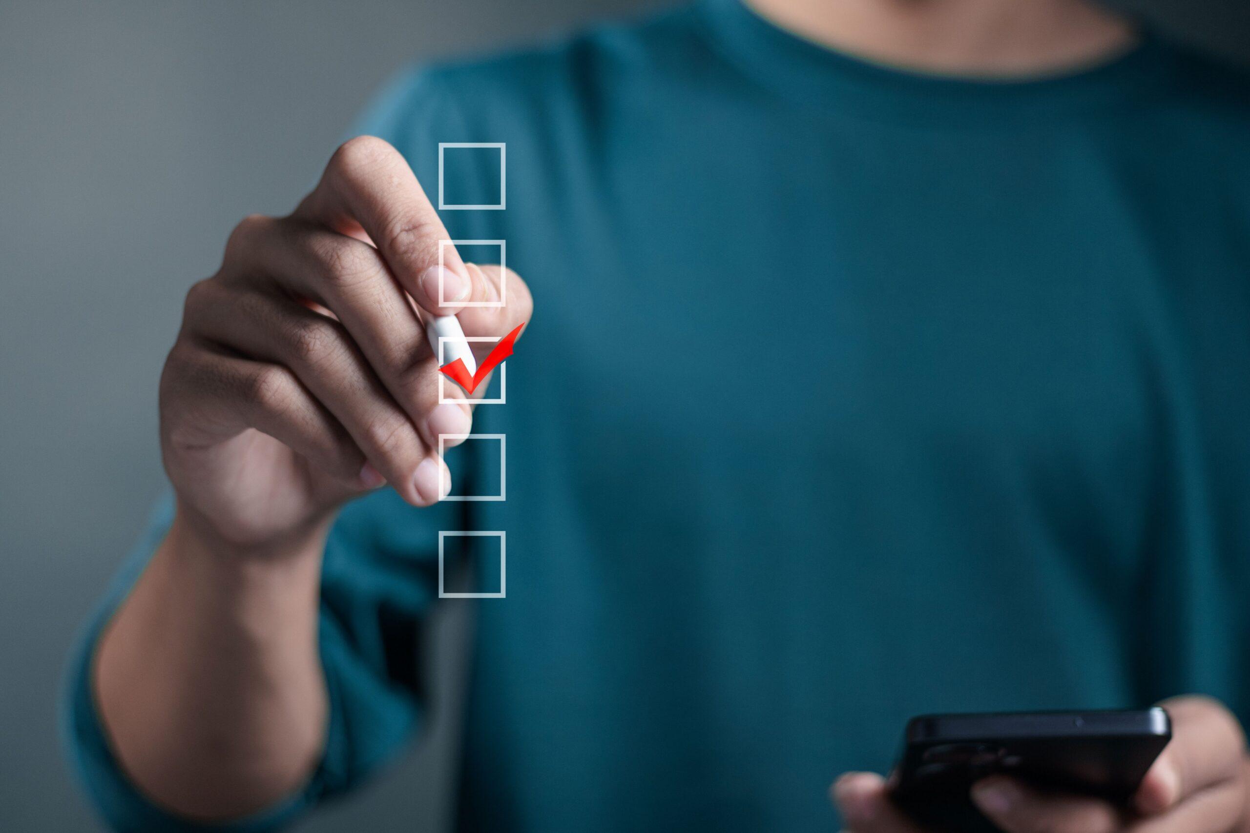 Person setzt ein Häkchen in einer digitalen Checkliste, um wichtige rechtliche Punkte vor dem Umgang mit Leuchtmunition zu prüfen